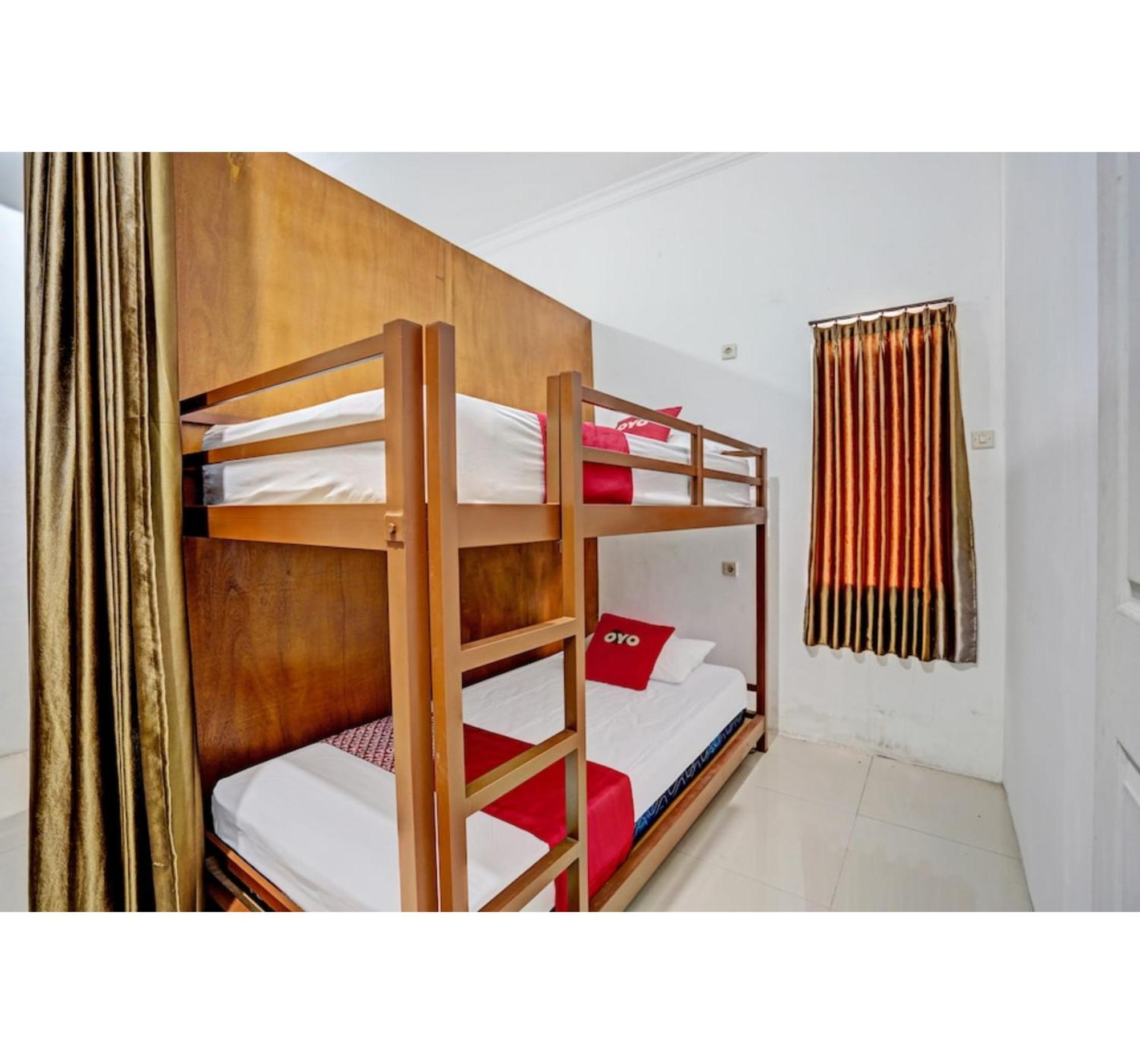 Super Oyo 3702 Homestay Bougenville Syariah Lamongan المظهر الخارجي الصورة