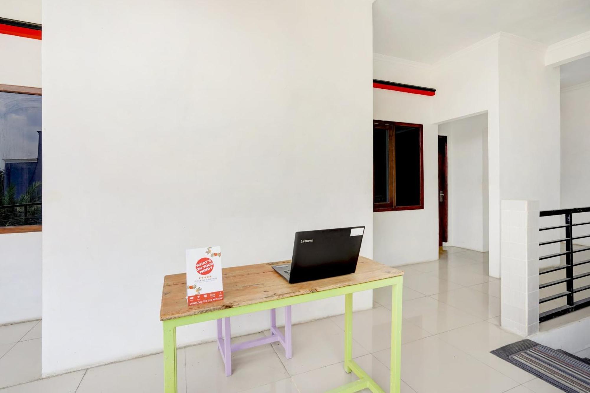 Super Oyo 3702 Homestay Bougenville Syariah Lamongan المظهر الخارجي الصورة