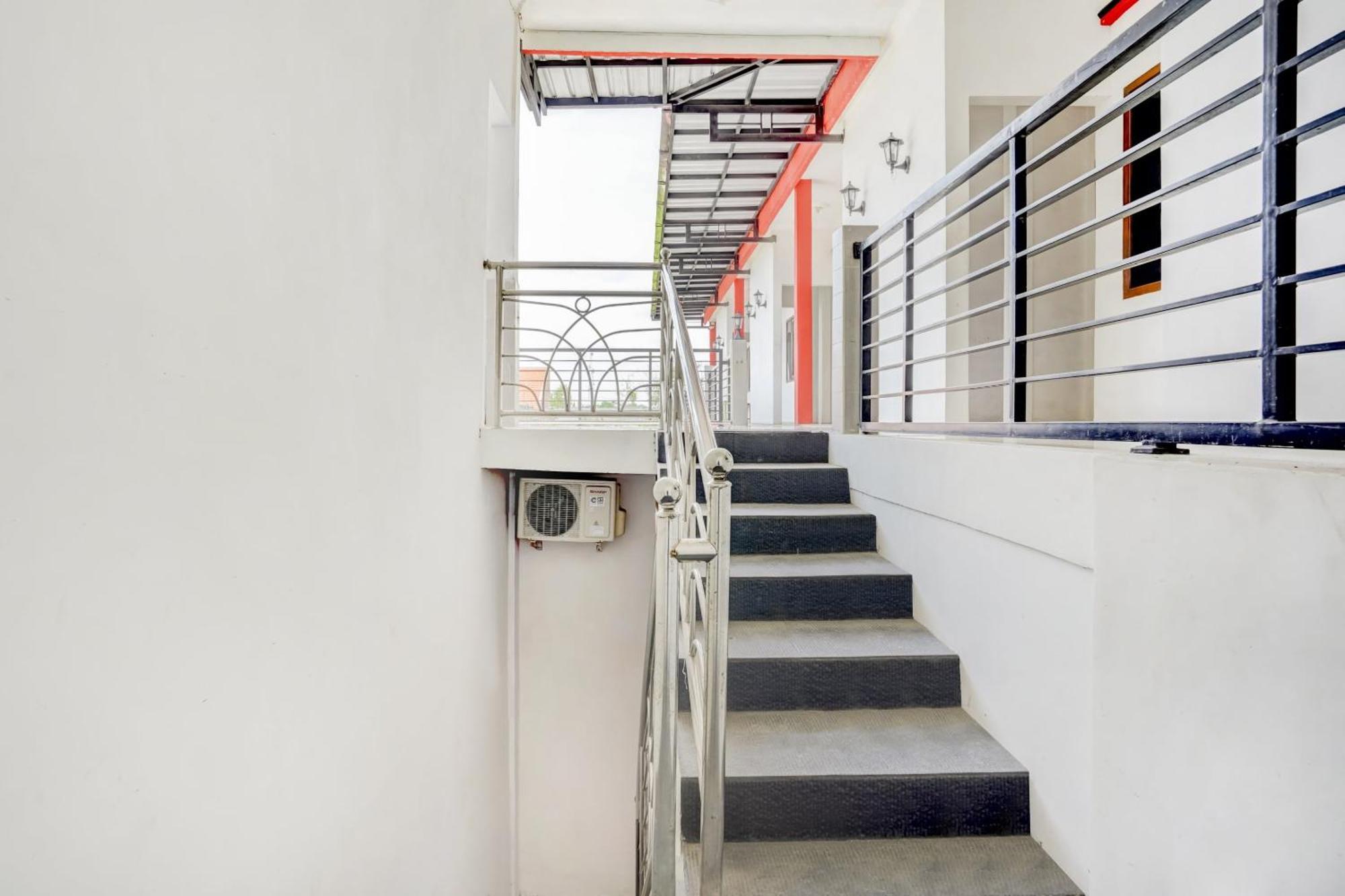 Super Oyo 3702 Homestay Bougenville Syariah Lamongan المظهر الخارجي الصورة