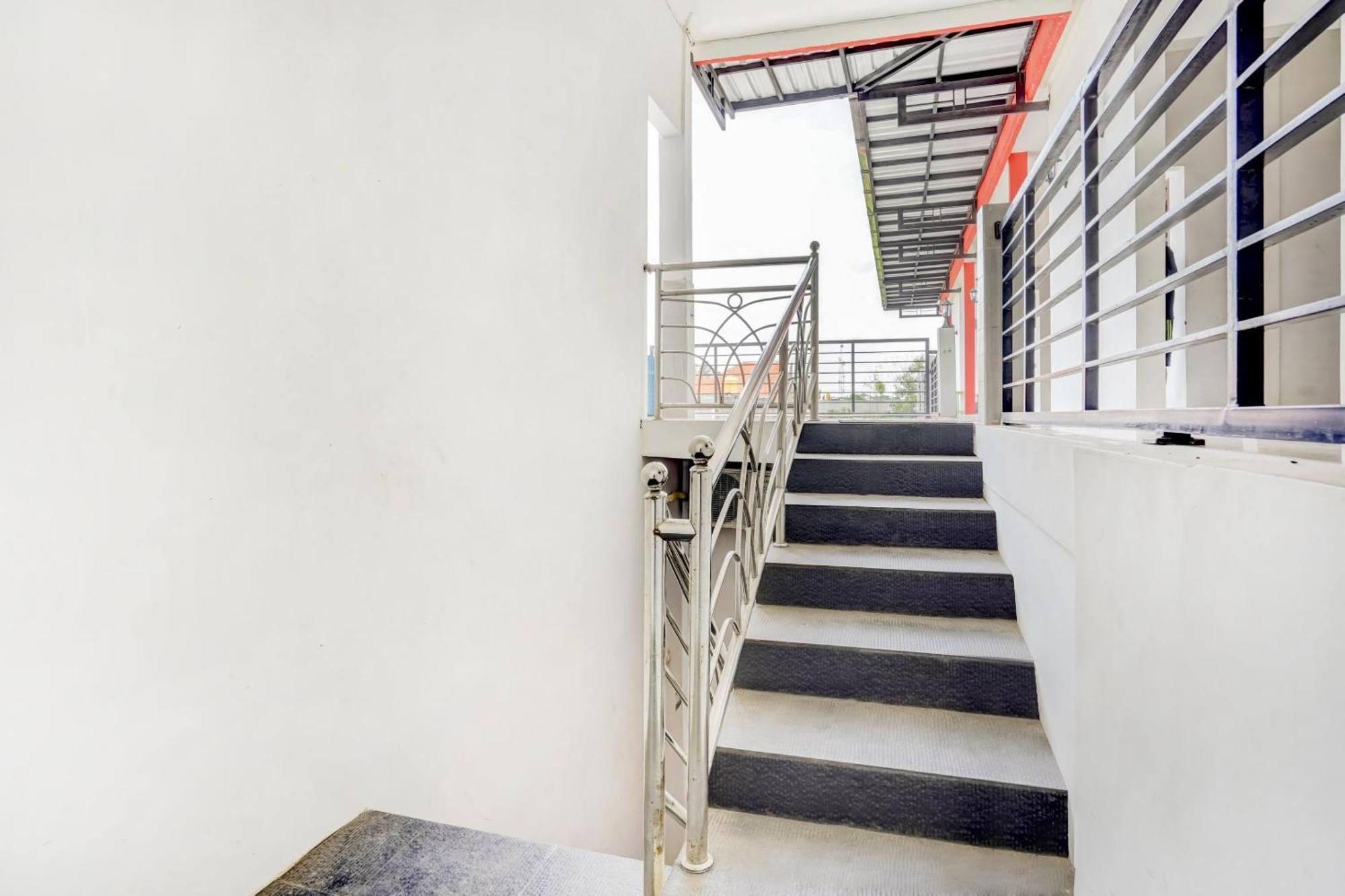 Super Oyo 3702 Homestay Bougenville Syariah Lamongan المظهر الخارجي الصورة