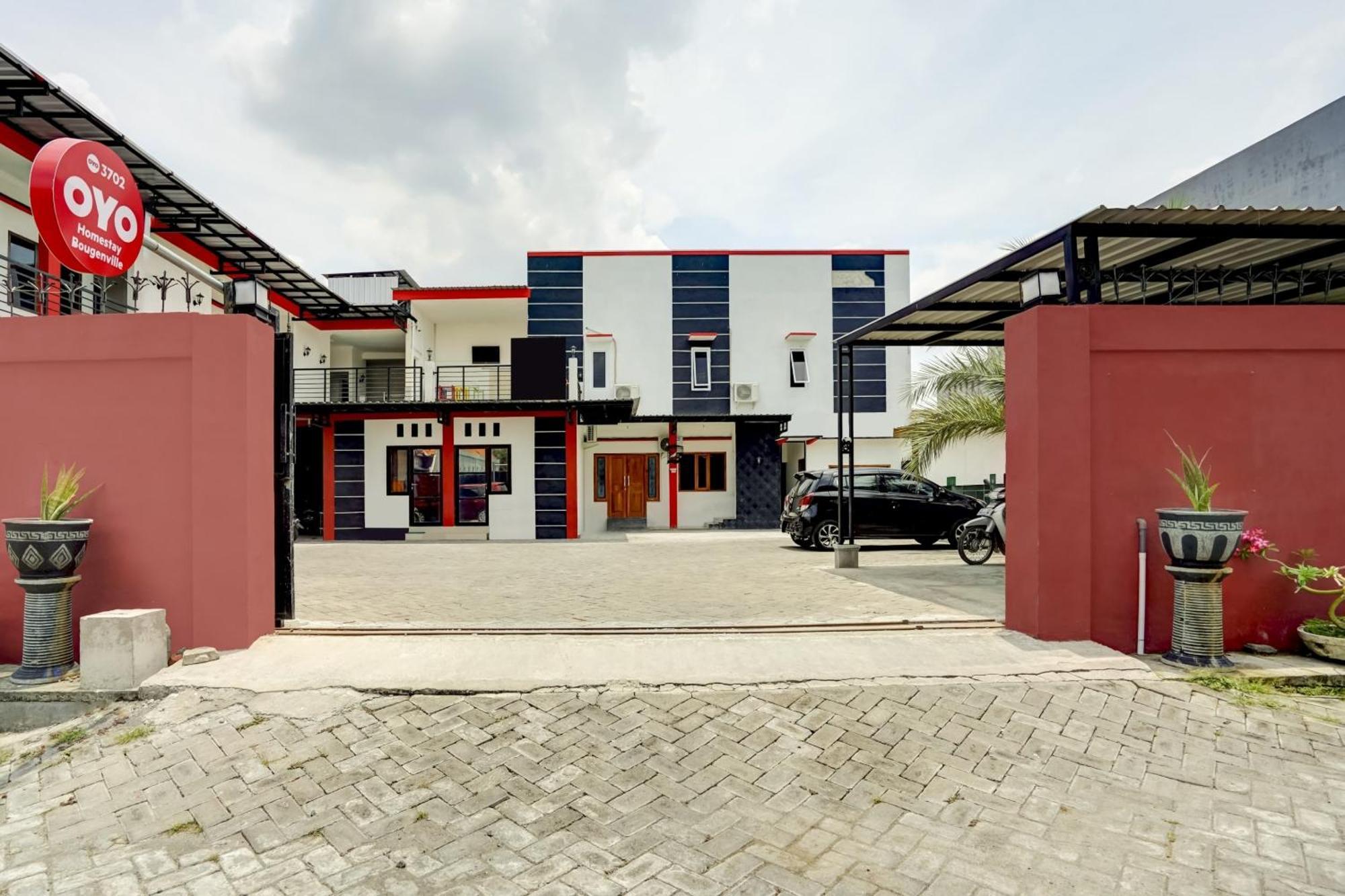 Super Oyo 3702 Homestay Bougenville Syariah Lamongan المظهر الخارجي الصورة