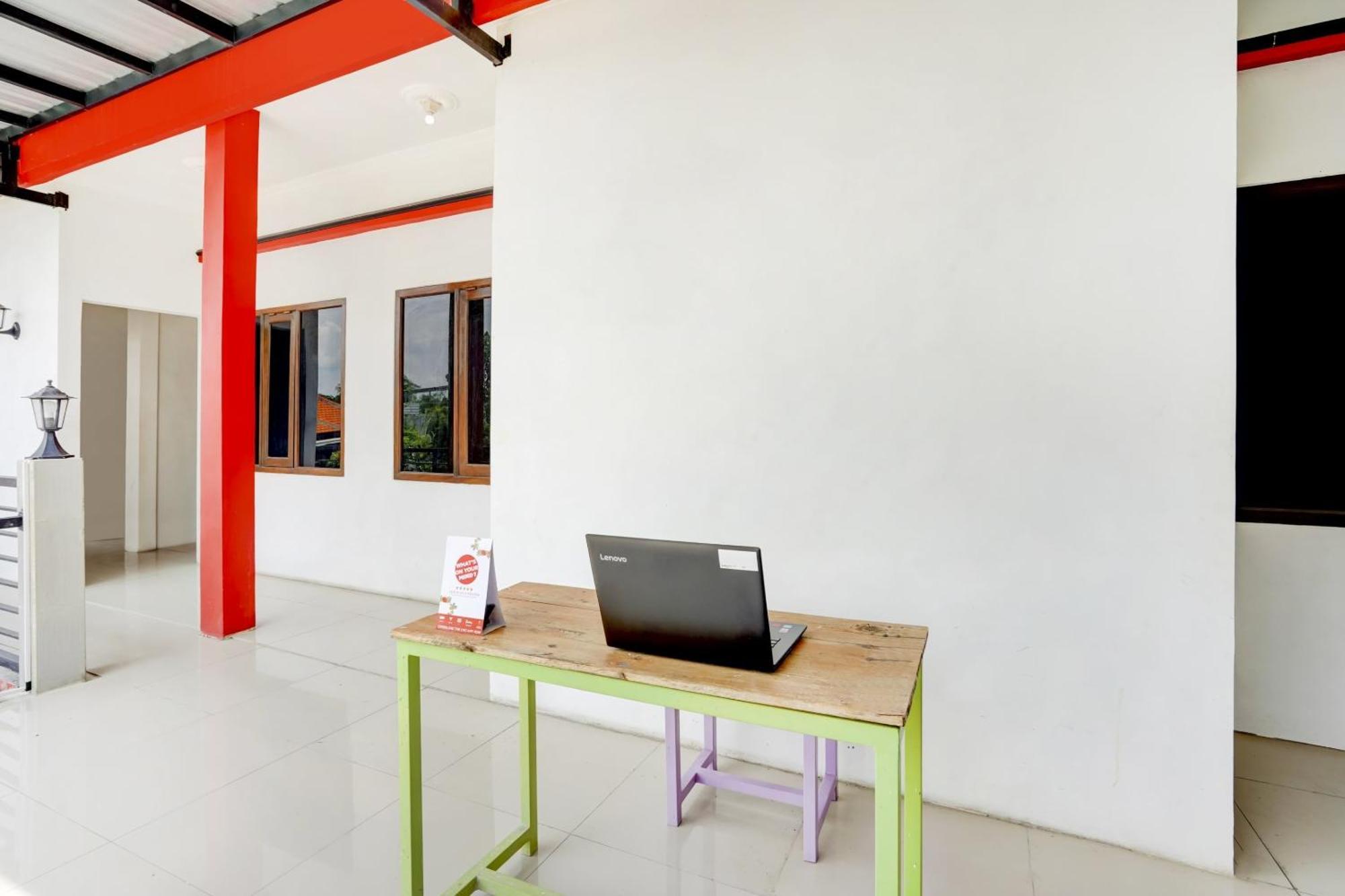 Super Oyo 3702 Homestay Bougenville Syariah Lamongan المظهر الخارجي الصورة
