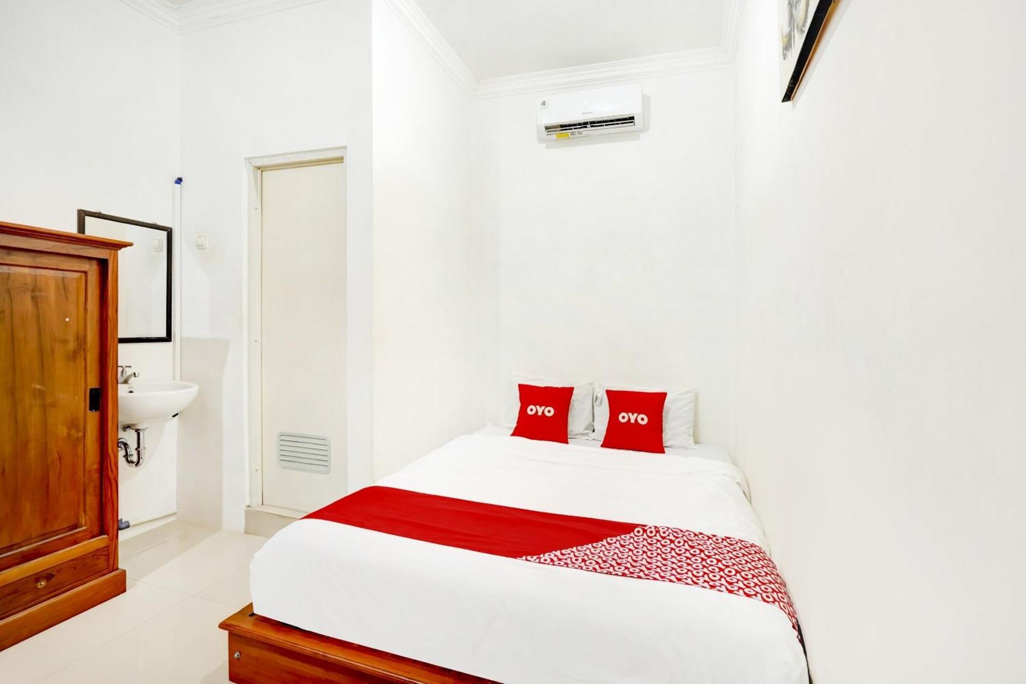 Super Oyo 3702 Homestay Bougenville Syariah Lamongan المظهر الخارجي الصورة