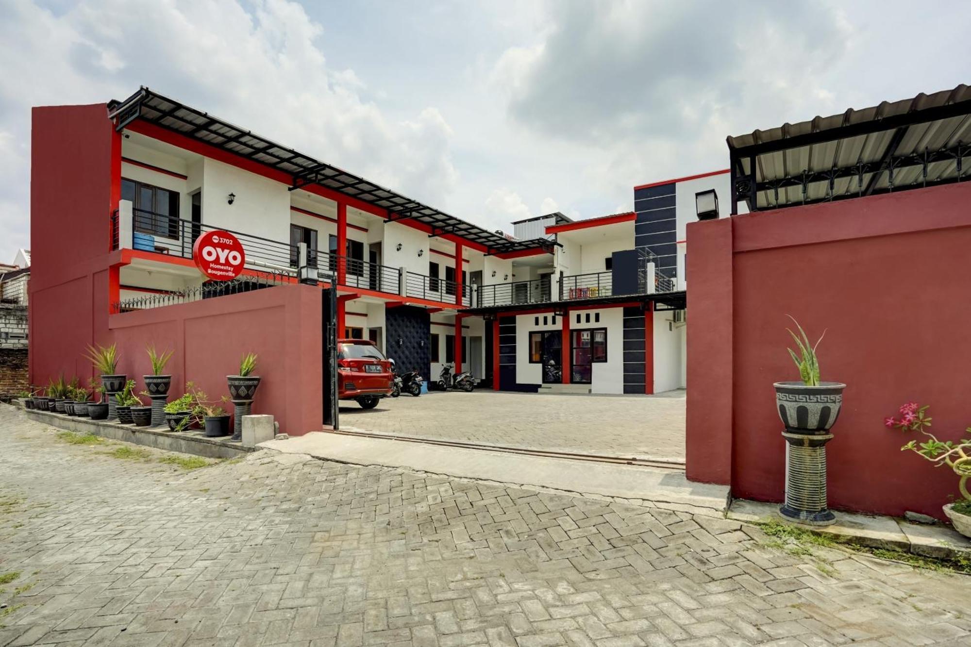 Super Oyo 3702 Homestay Bougenville Syariah Lamongan المظهر الخارجي الصورة