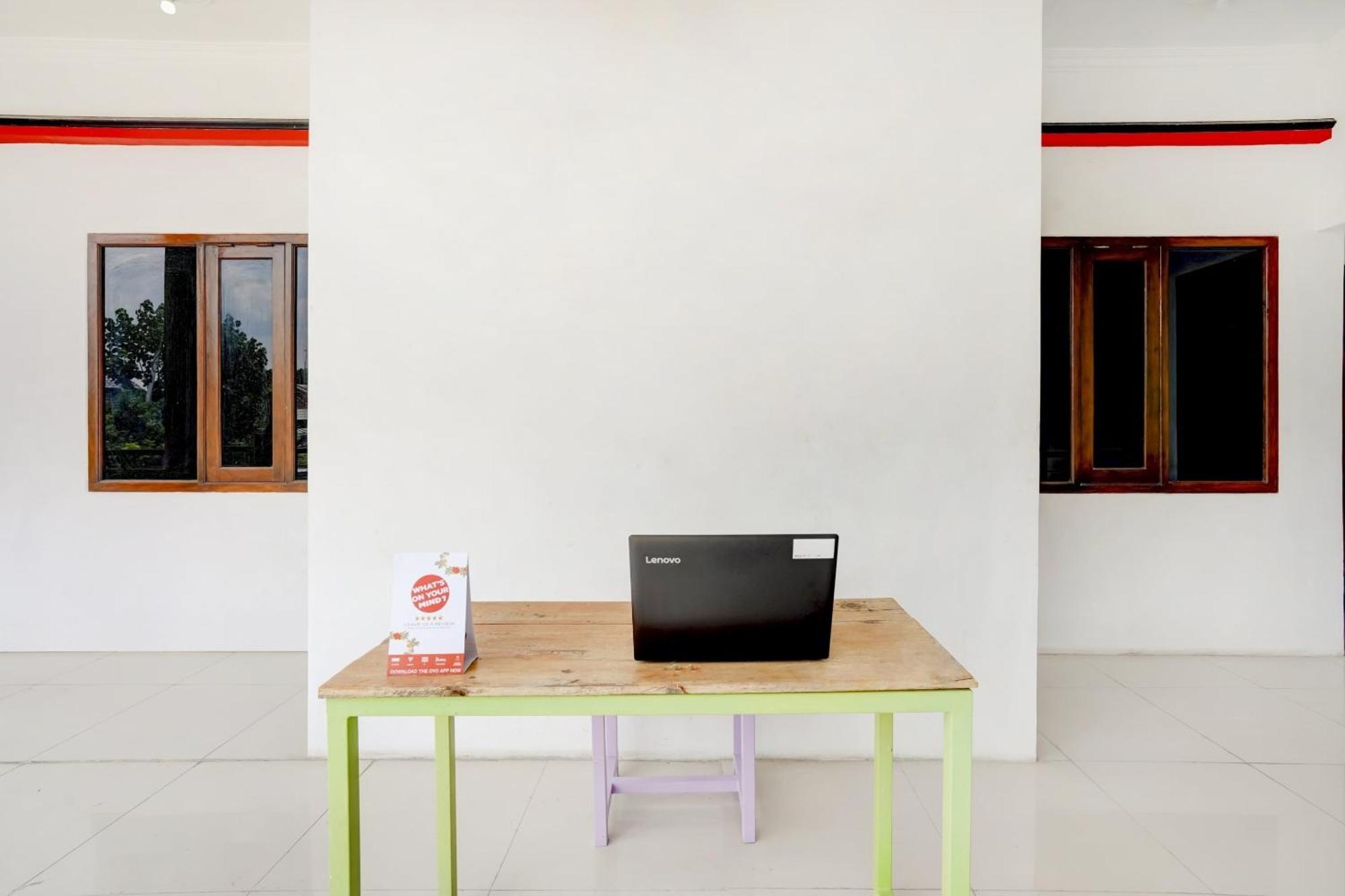 Super Oyo 3702 Homestay Bougenville Syariah Lamongan المظهر الخارجي الصورة