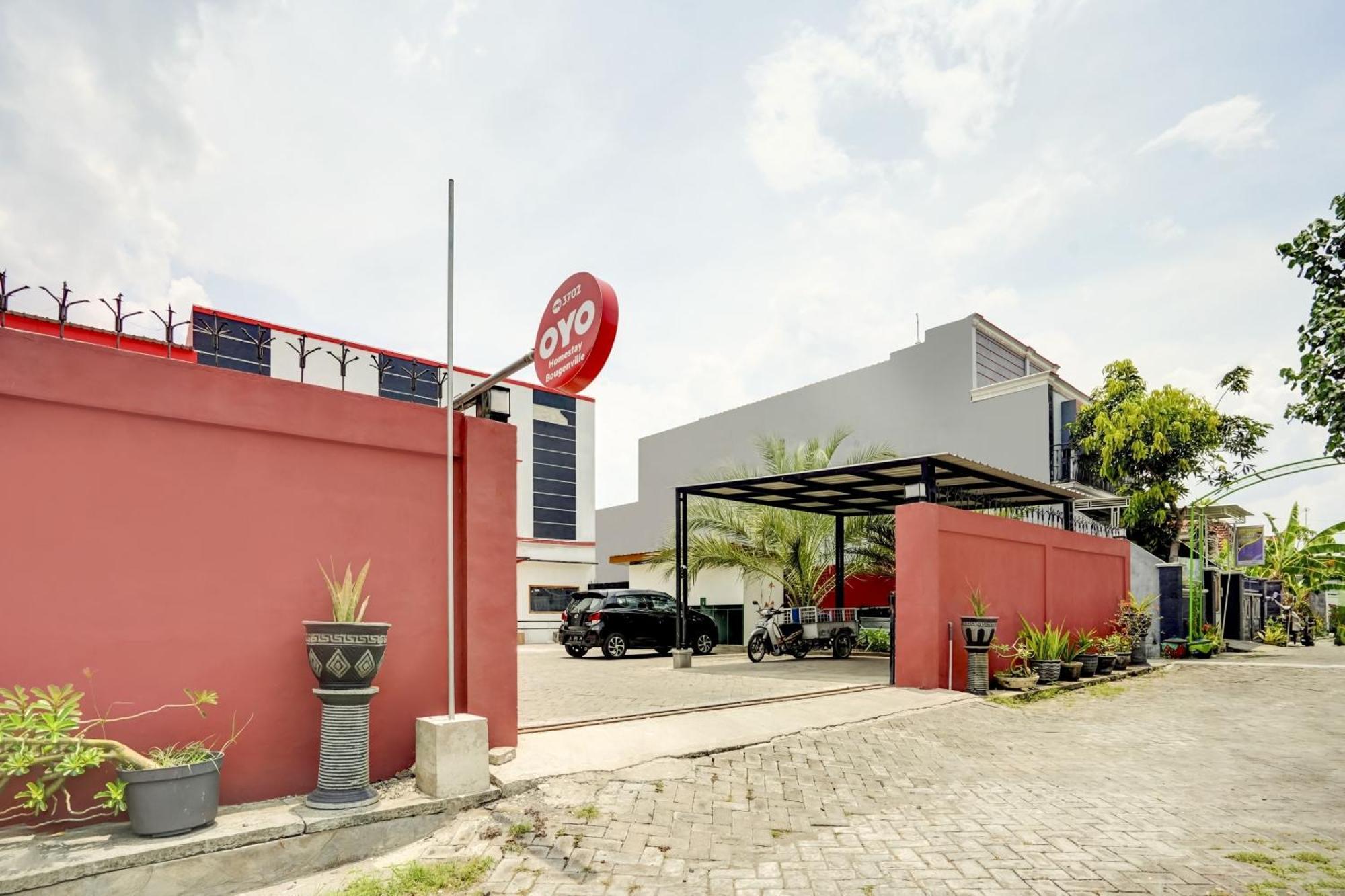 Super Oyo 3702 Homestay Bougenville Syariah Lamongan المظهر الخارجي الصورة